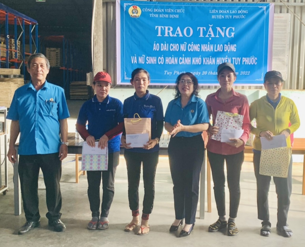 Công đoàn Viên chức tình trao tặng áo dài cho nữ công nhân lao động và nữ sinh có hoàn cảnh khó khăn huyện Tuy Phước